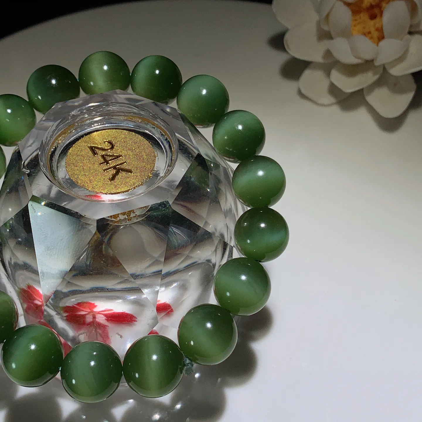 和田玉菠菜绿俄罗斯碧玉猫眼手串。单颗尺寸12重45.8克。玉质细腻油润。手推出油。佩戴高端典雅。lt251201