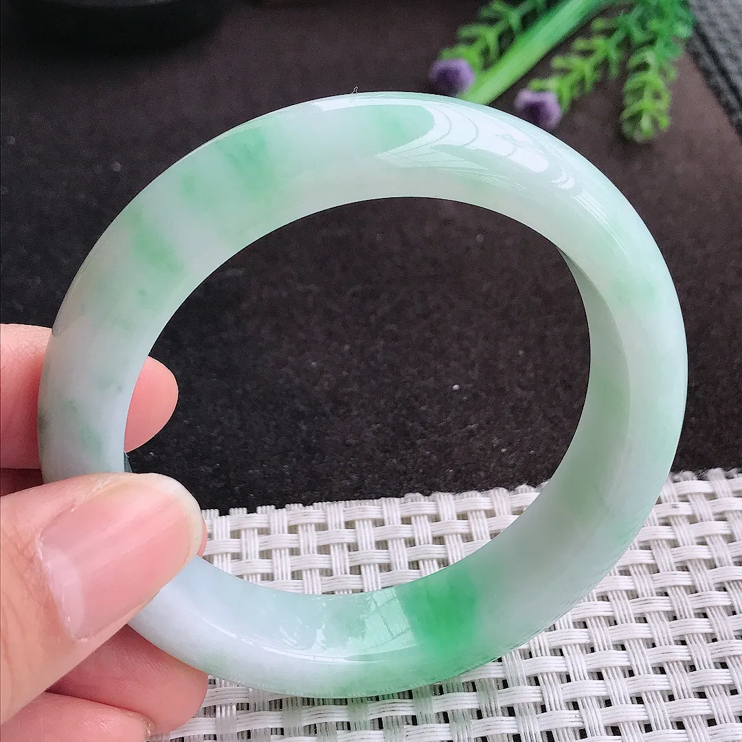 天然A货翡翠57.8/14.2/9.2老坑精美温润飘绿手镯宽边玉手镯