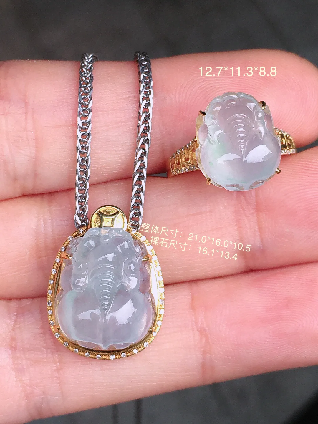 冰种貔貅套装（吊坠+戒指），玉质细腻，荧光感超
强，饱满圆润，尽显优雅气质，18k
金豪华镶嵌