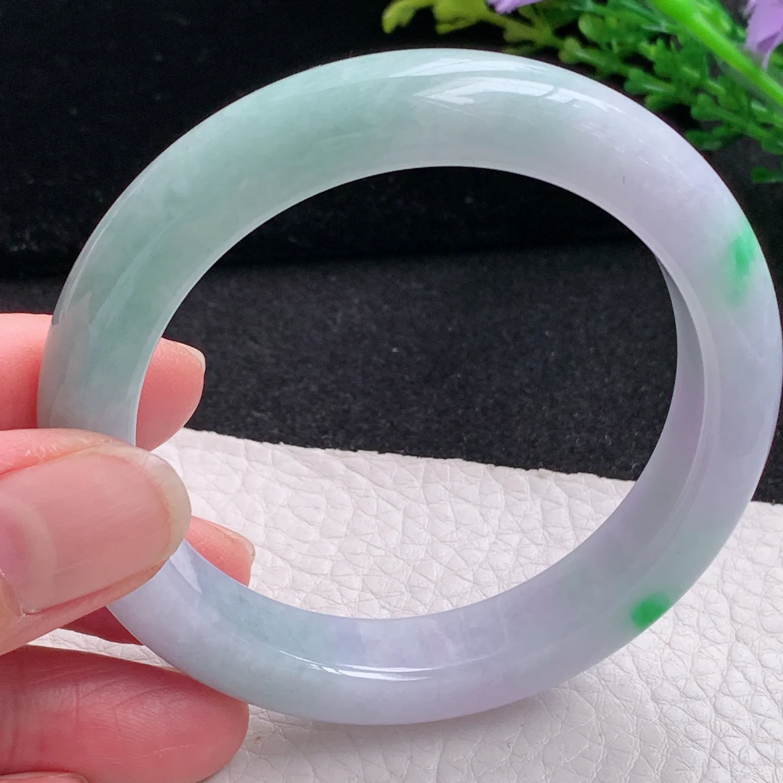 yh自然光54.5*11.2*9平安镯 缅甸翡翠a货玉手镯春带彩甜美？宽边玉手环