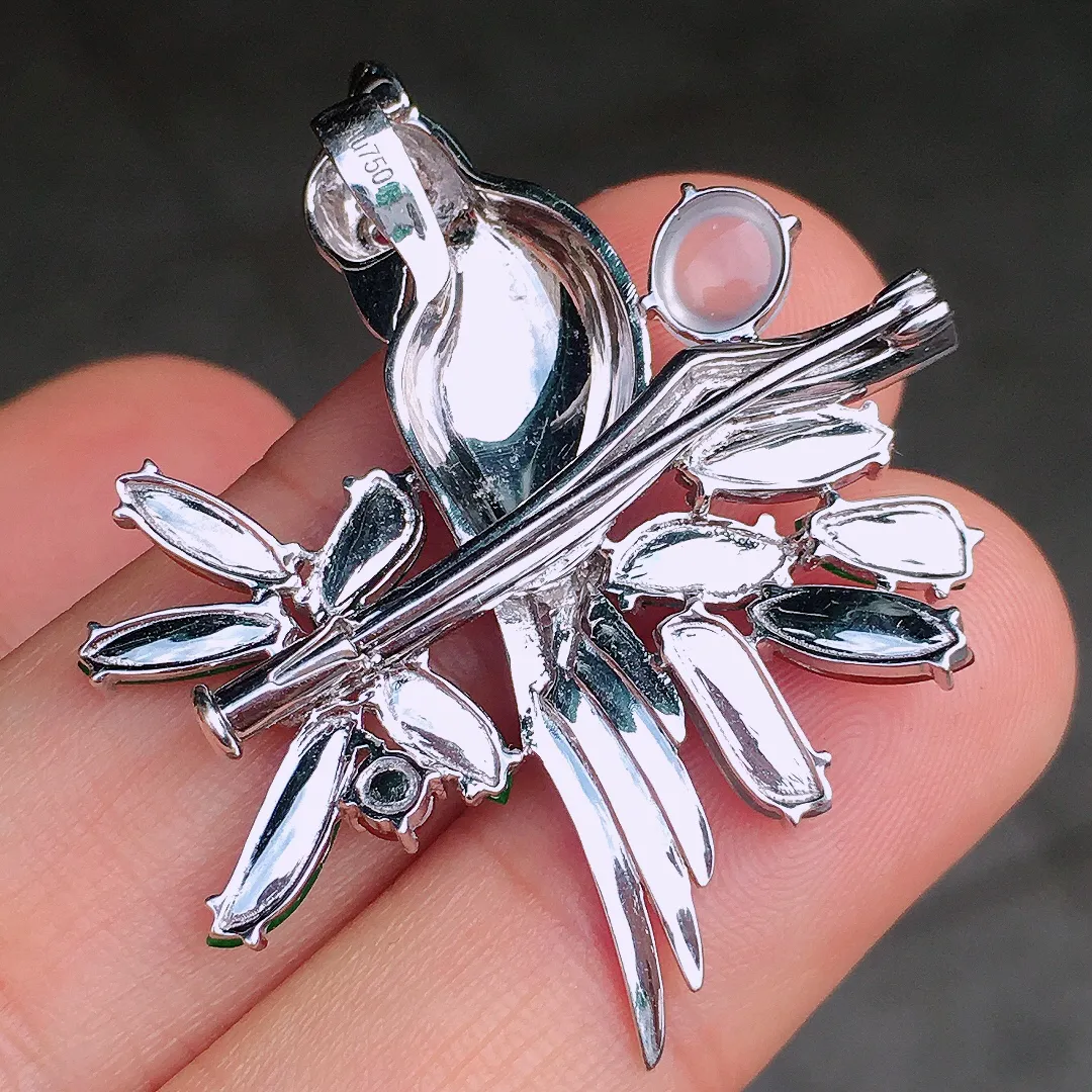 三彩【喜上眉梢】胸针/吊坠两用款，色泽均匀艳丽，玉质细腻，荧光感超
强，饱满圆润，尽显优雅气质，18k
金豪华镶嵌