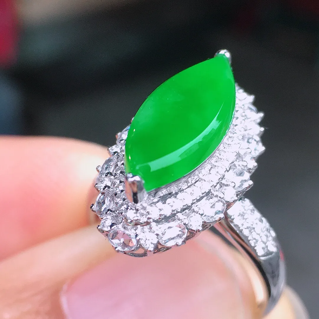 阳绿马眼戒指，色泽均匀艳丽，玉质细腻，荧光感超
强，饱满圆润，尽显优雅气质，18k
金豪华镶嵌