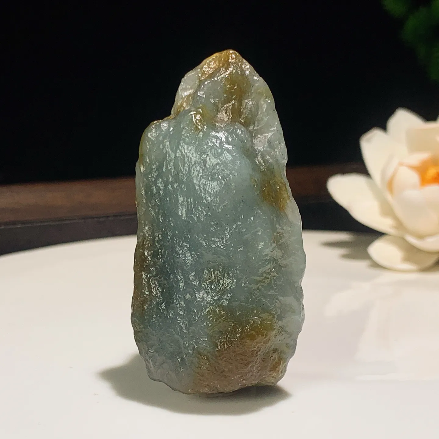 新疆和田玉且末糖飘蓝翠太湖石原石挂件。尺寸60/29/18重45.3克。玉质细腻油润。手推出油。佩戴高端典雅。lt251201