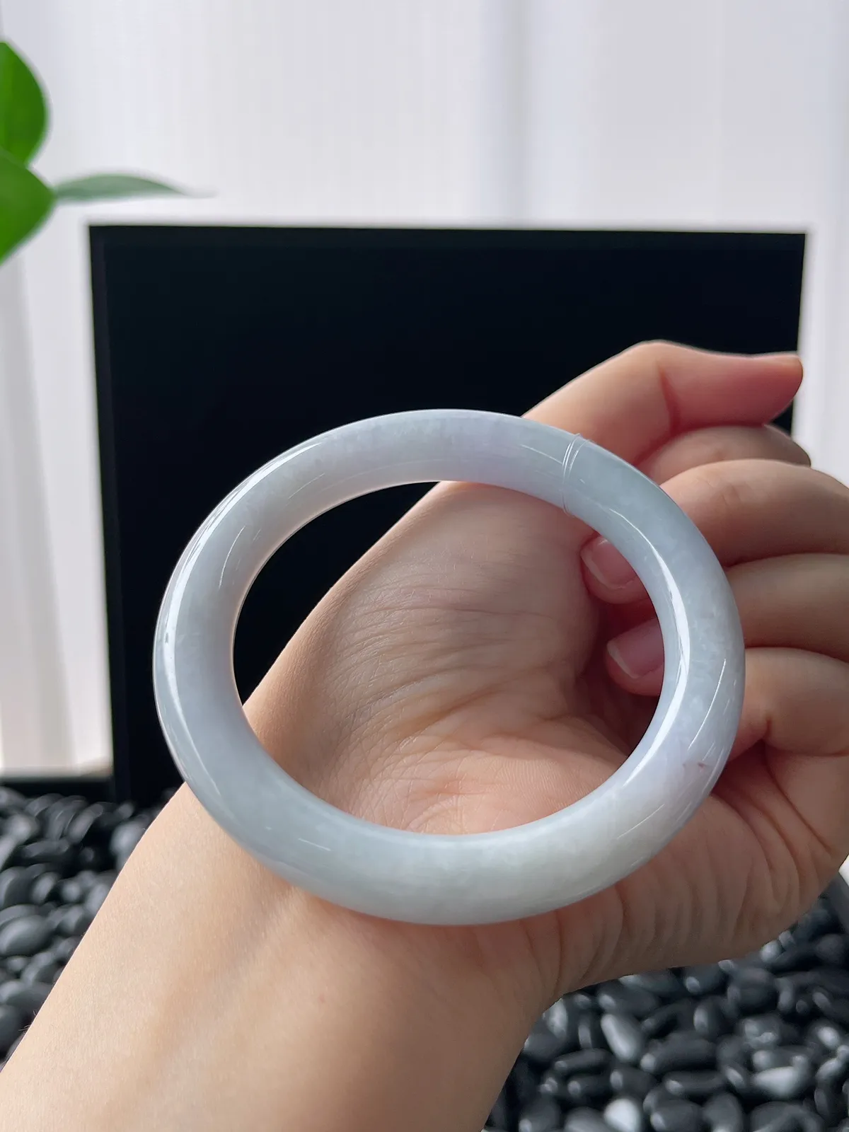 圆镯53.6圈口，翡翠糯化种白色手镯