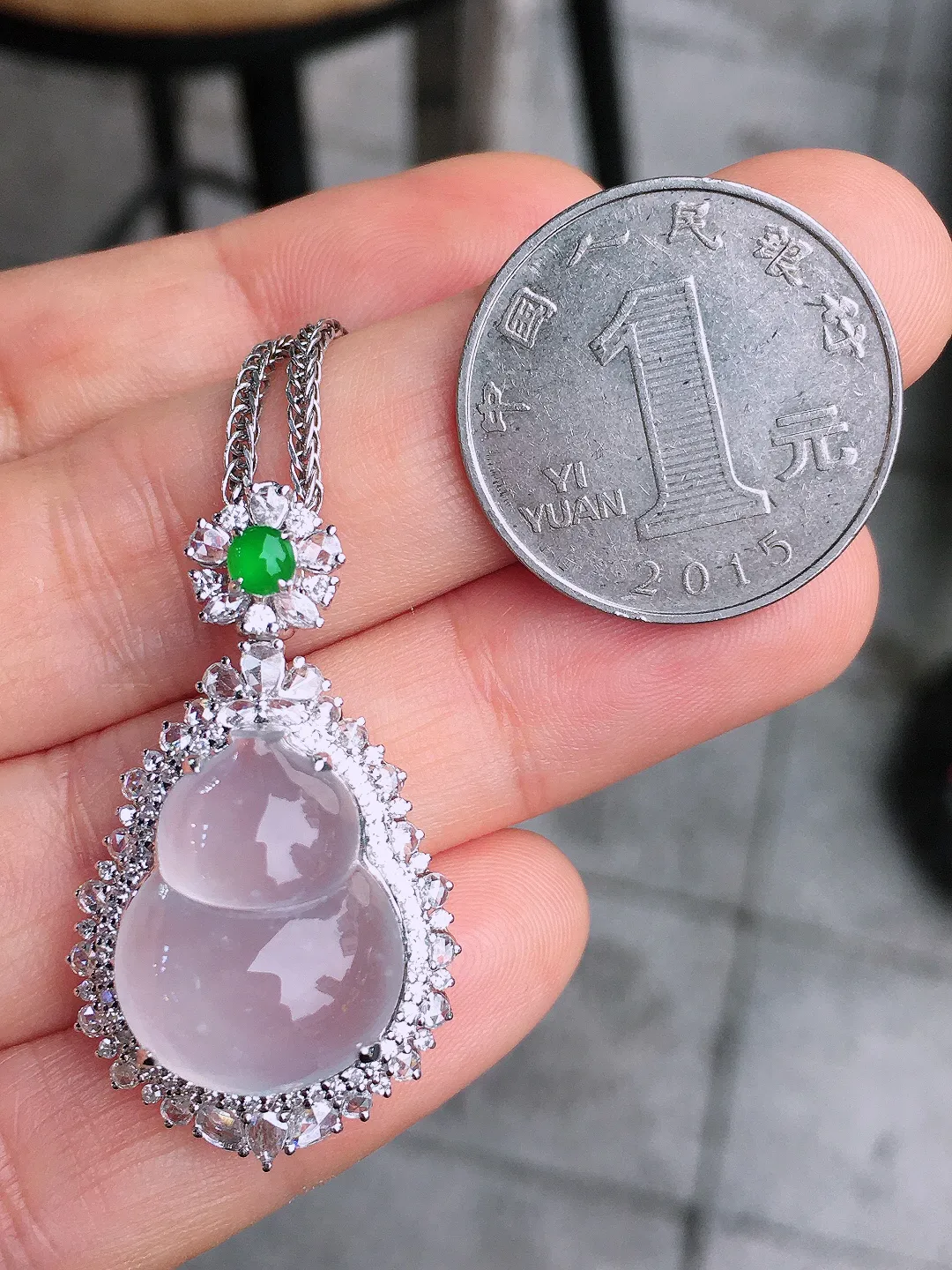 冰种葫芦吊坠，玉质细腻，荧光感超
强，饱满圆润，尽显优雅气质，18k
金豪华镶嵌