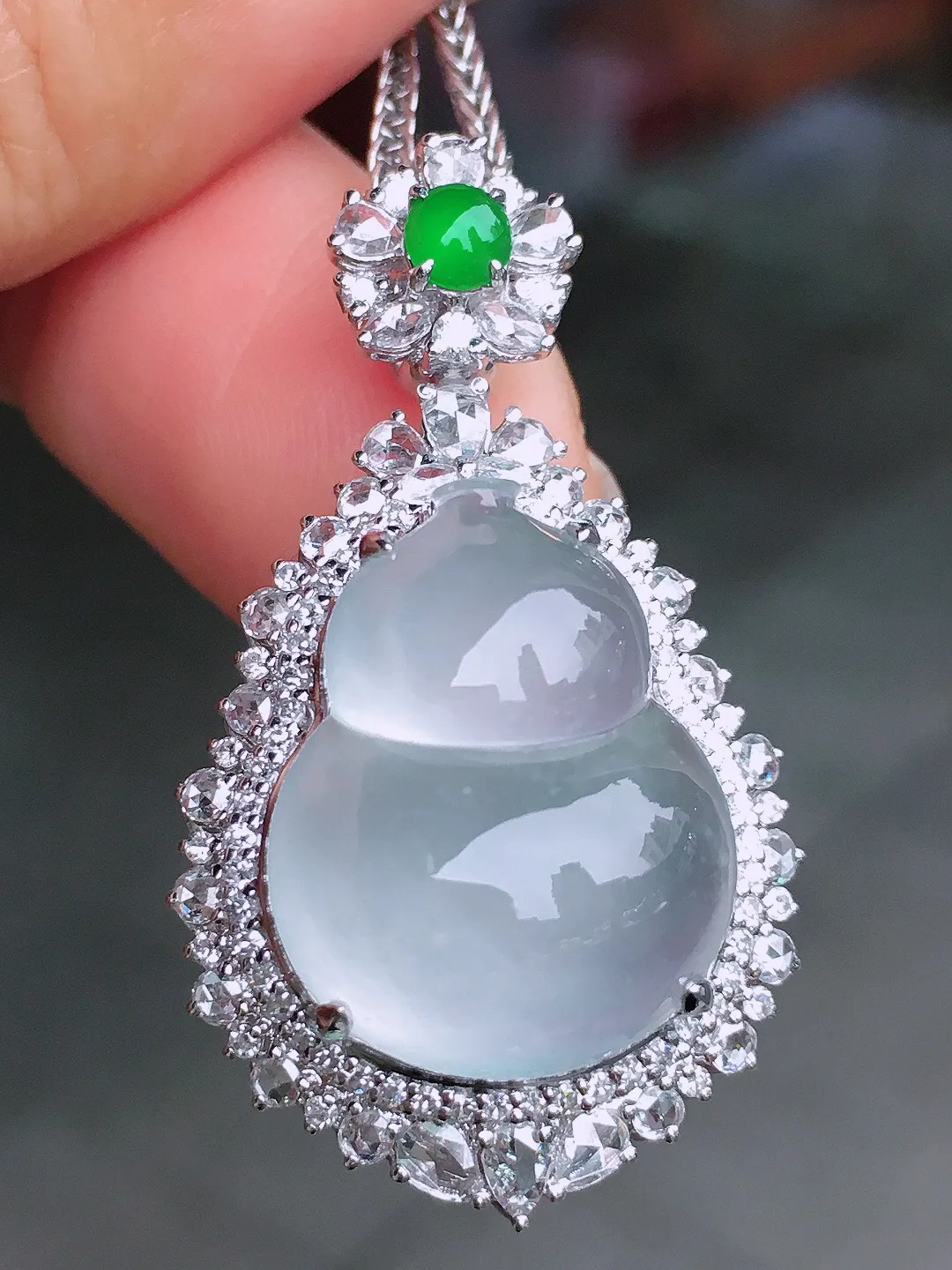 冰种葫芦吊坠，玉质细腻，荧光感超
强，饱满圆润，尽显优雅气质，18k
金豪华镶嵌