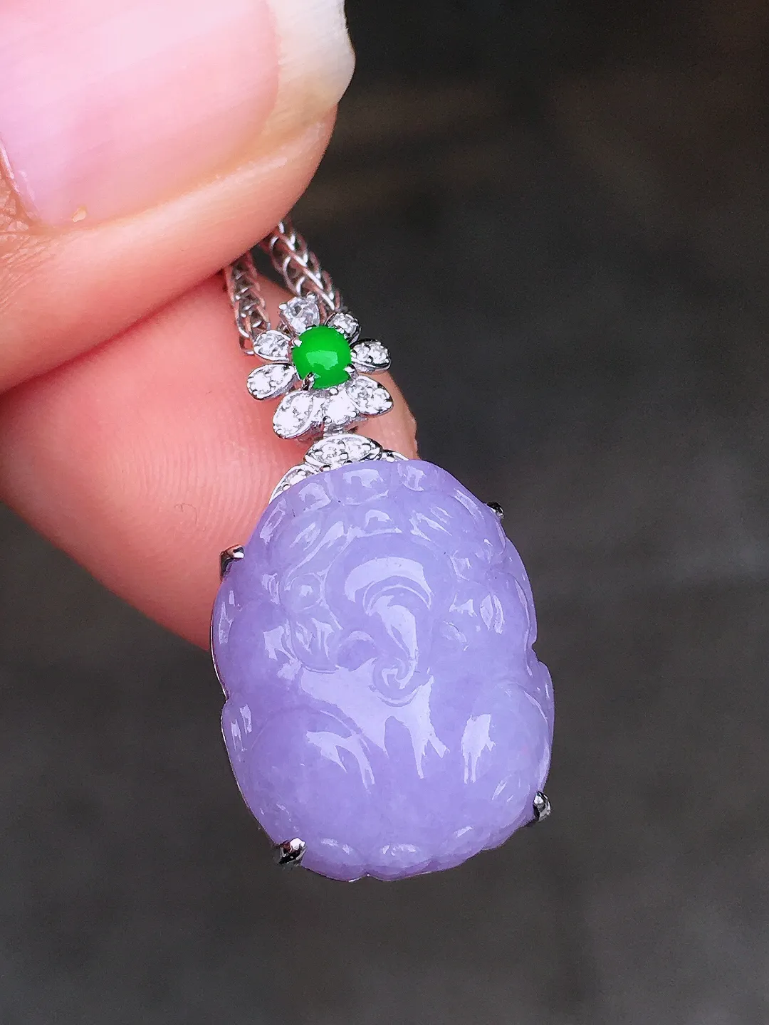 紫罗兰貔貅吊坠，色泽均匀艳丽，玉质细腻，荧光感超
强，饱满圆润，尽显优雅气质，18k
金豪华镶嵌