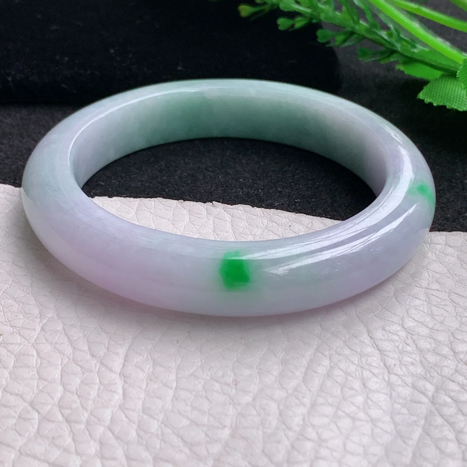 yh自然光54.5*11.2*9平安镯 缅甸翡翠a货玉手镯春带彩甜美？宽边玉手环