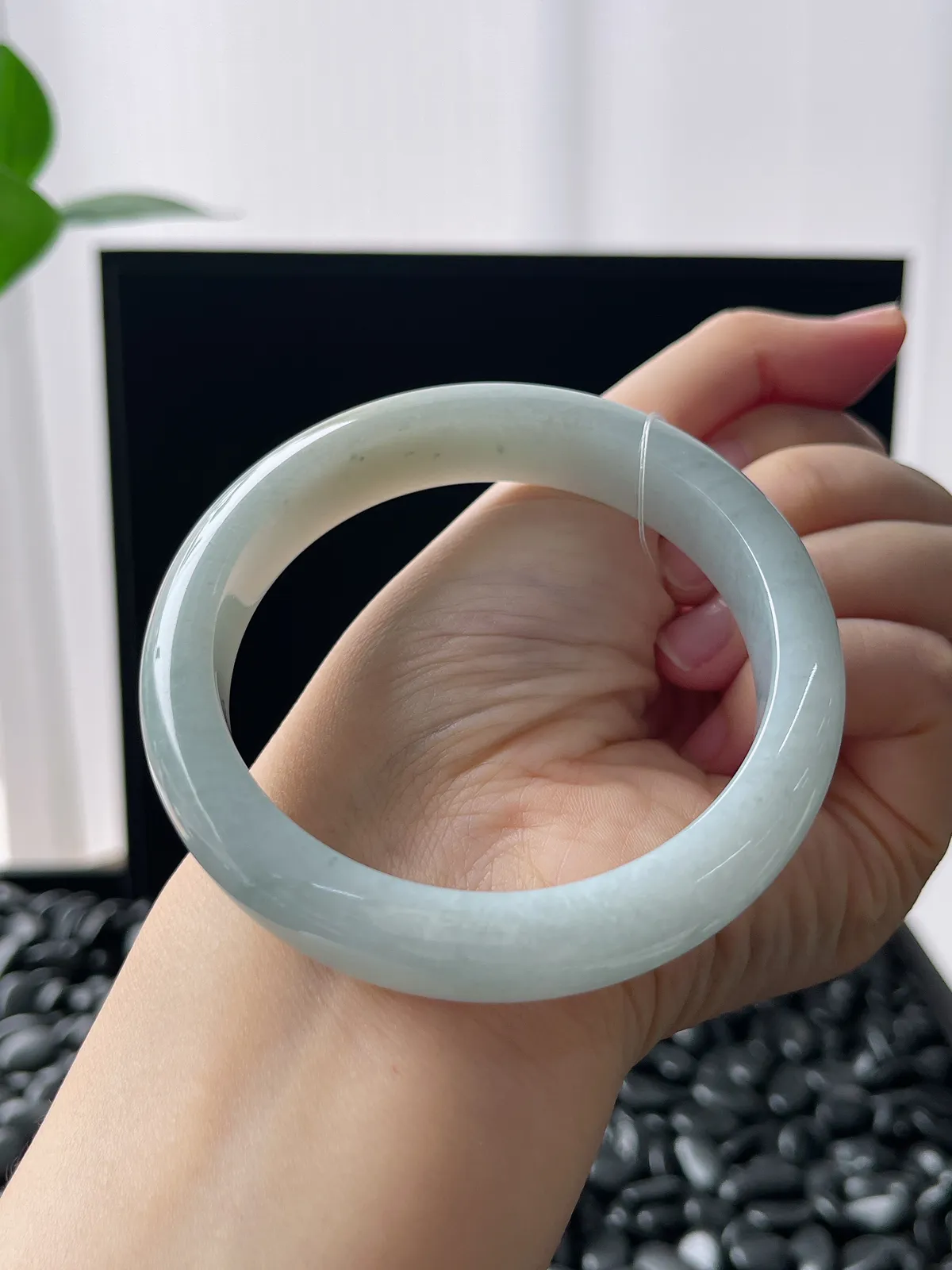 正圈58.4圈口，翡翠糯化种淡绿色手镯