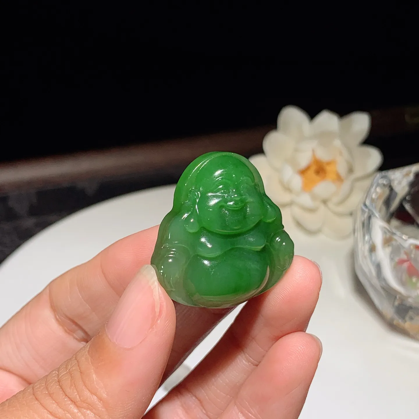 和田玉阳绿俄罗斯碧玉佛引福来挂件。尺寸31/31/10重14.5克。玉质细腻油润。手推出油。佩戴高端典雅。lt251201