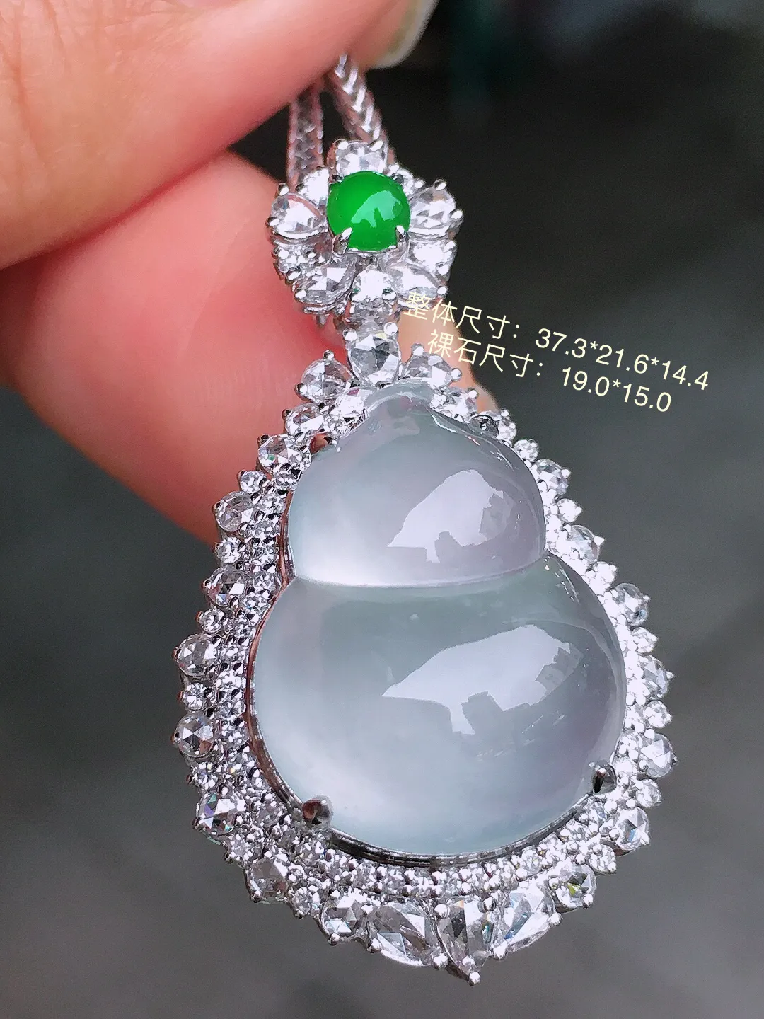 冰种葫芦吊坠，玉质细腻，荧光感超
强，饱满圆润，尽显优雅气质，18k
金豪华镶嵌