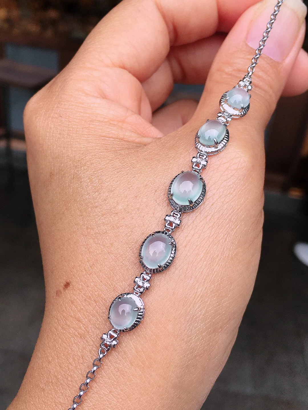 玻璃种蛋面手链，玉质细腻，荧光感超
强，饱满圆润，尽显优雅气质，18k
金豪华镶嵌