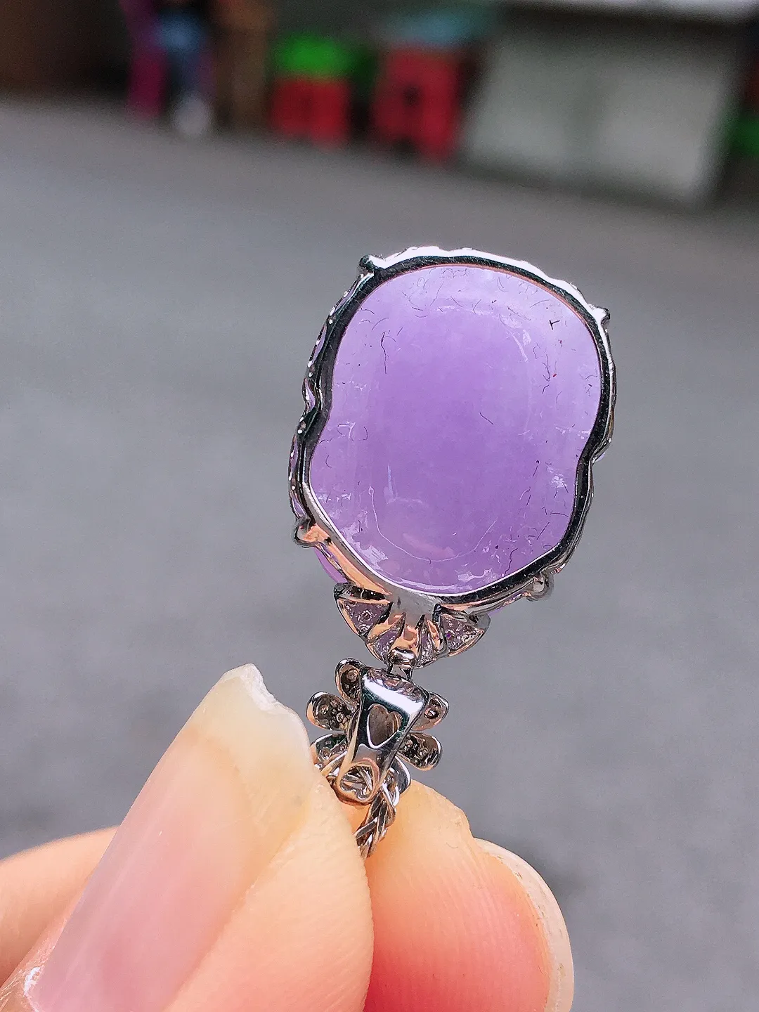 紫罗兰貔貅吊坠，色泽均匀艳丽，玉质细腻，荧光感超
强，饱满圆润，尽显优雅气质，18k
金豪华镶嵌