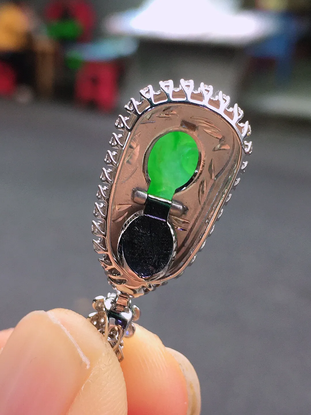 阳绿如意吊坠，色泽均匀艳丽，玉质细腻，荧光感超
强，饱满圆润，尽显优雅气质，18k
金豪华镶嵌