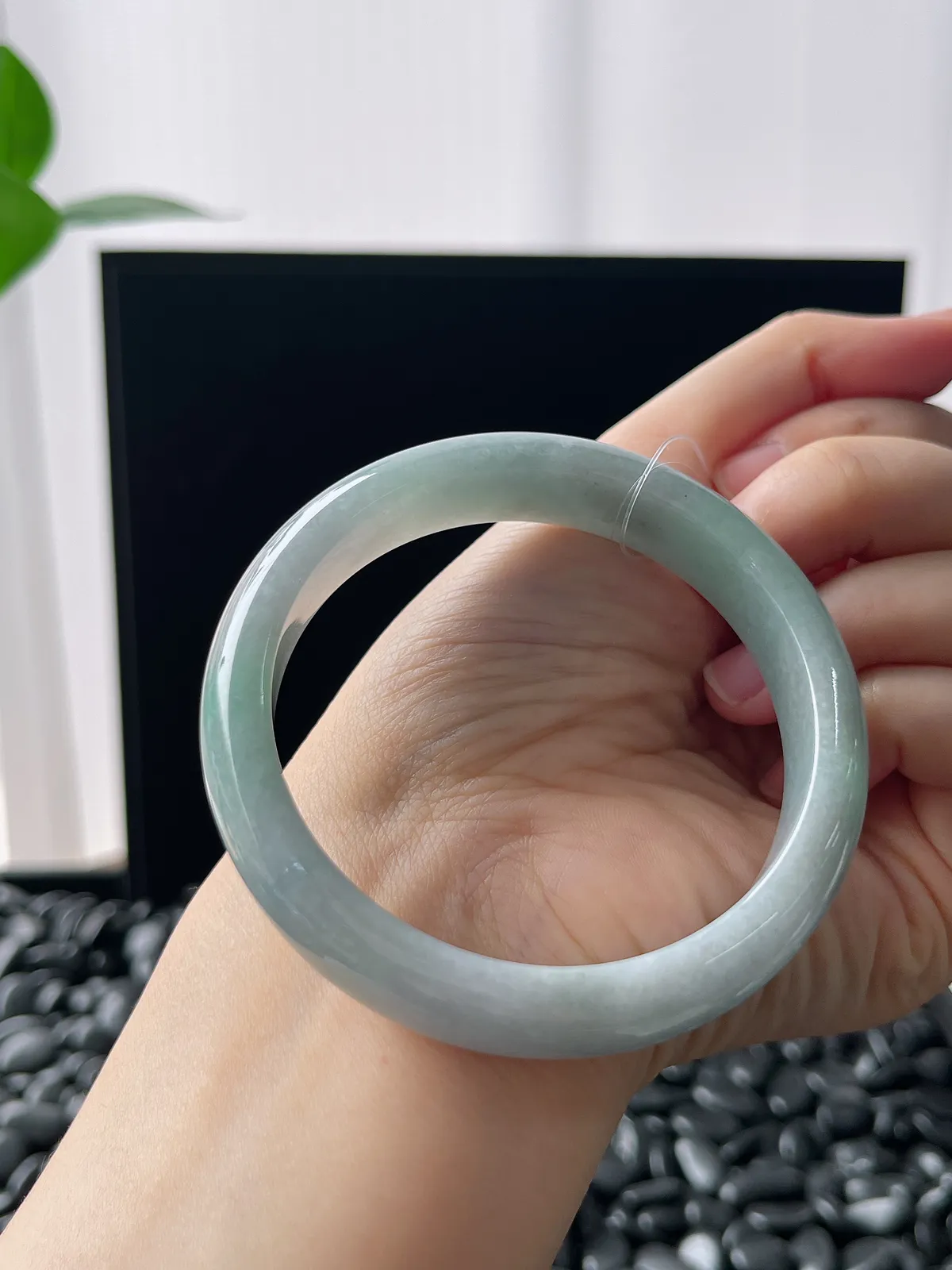 正圈55.5圈口，翡翠糯化种浅绿色手镯