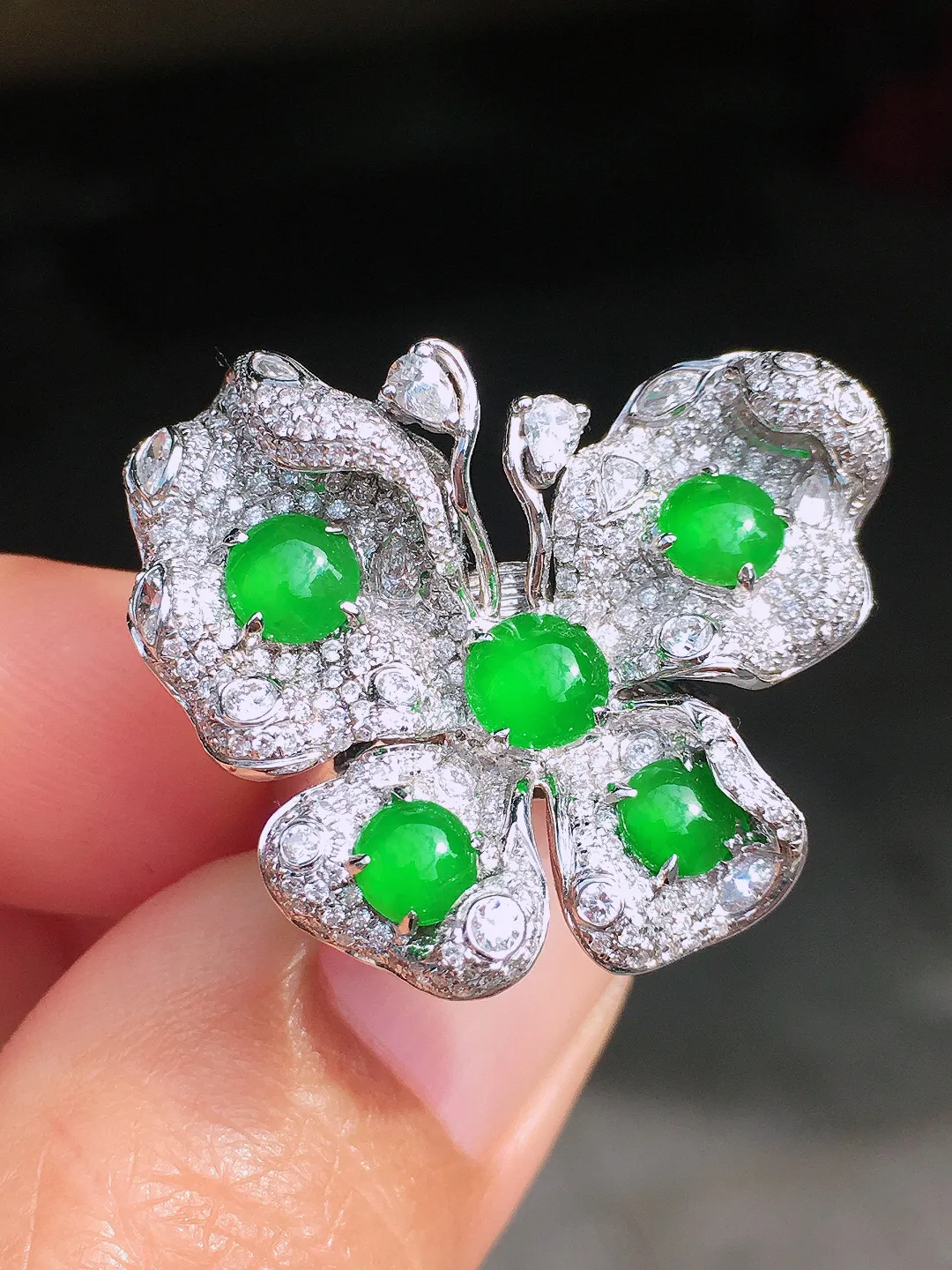 阳绿蝴蝶三用款，色泽均匀艳丽，玉质细腻，荧光感超
强，饱满圆润，尽显优雅气质，18k
金豪华镶嵌