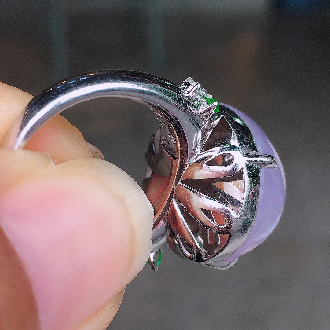 紫罗兰蛋面戒指，色泽均匀艳丽，玉质细腻，荧光感超
强，饱满圆润，尽显优雅气质，18k
金豪华镶嵌