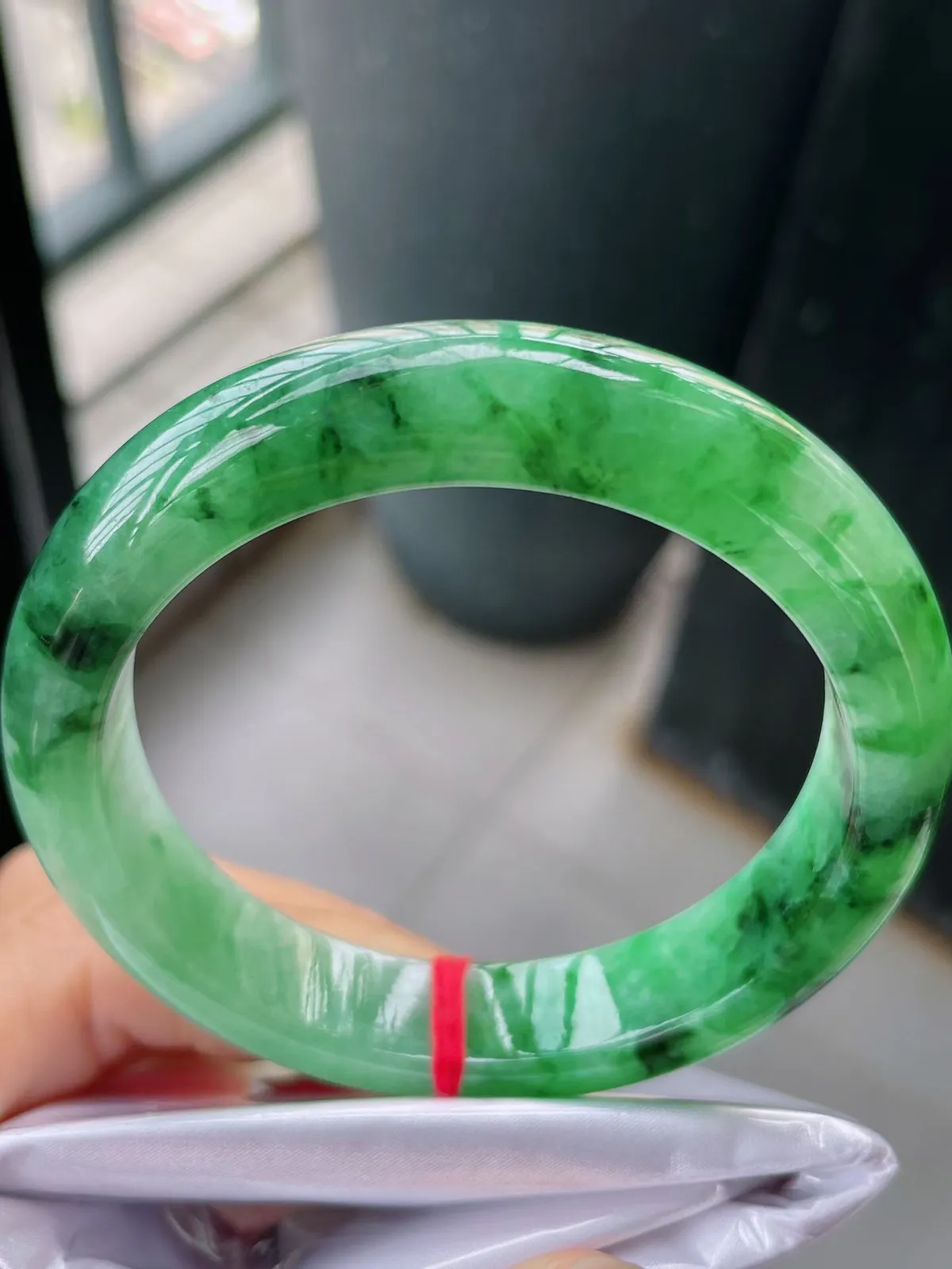 【翡翠名称】老种冰飘花56正圈口翡翠手镯
【翡翠尺寸】56-13-9.2mm适合55-57正圈口佩戴