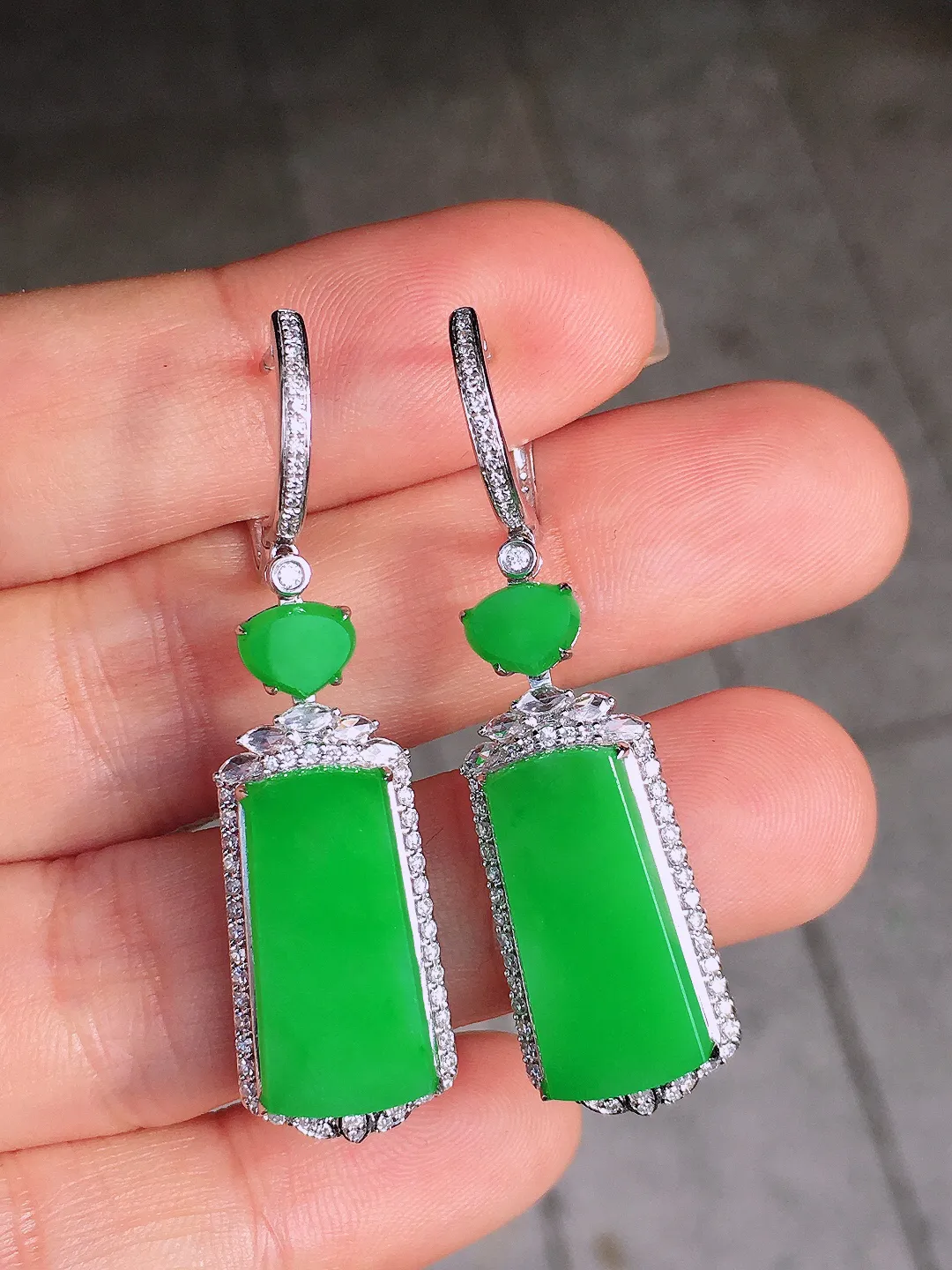 阳绿无事牌耳坠，色泽均匀艳丽，玉质细腻，荧光感超
强，饱满圆润，尽显优雅气质，18k
金豪华镶嵌