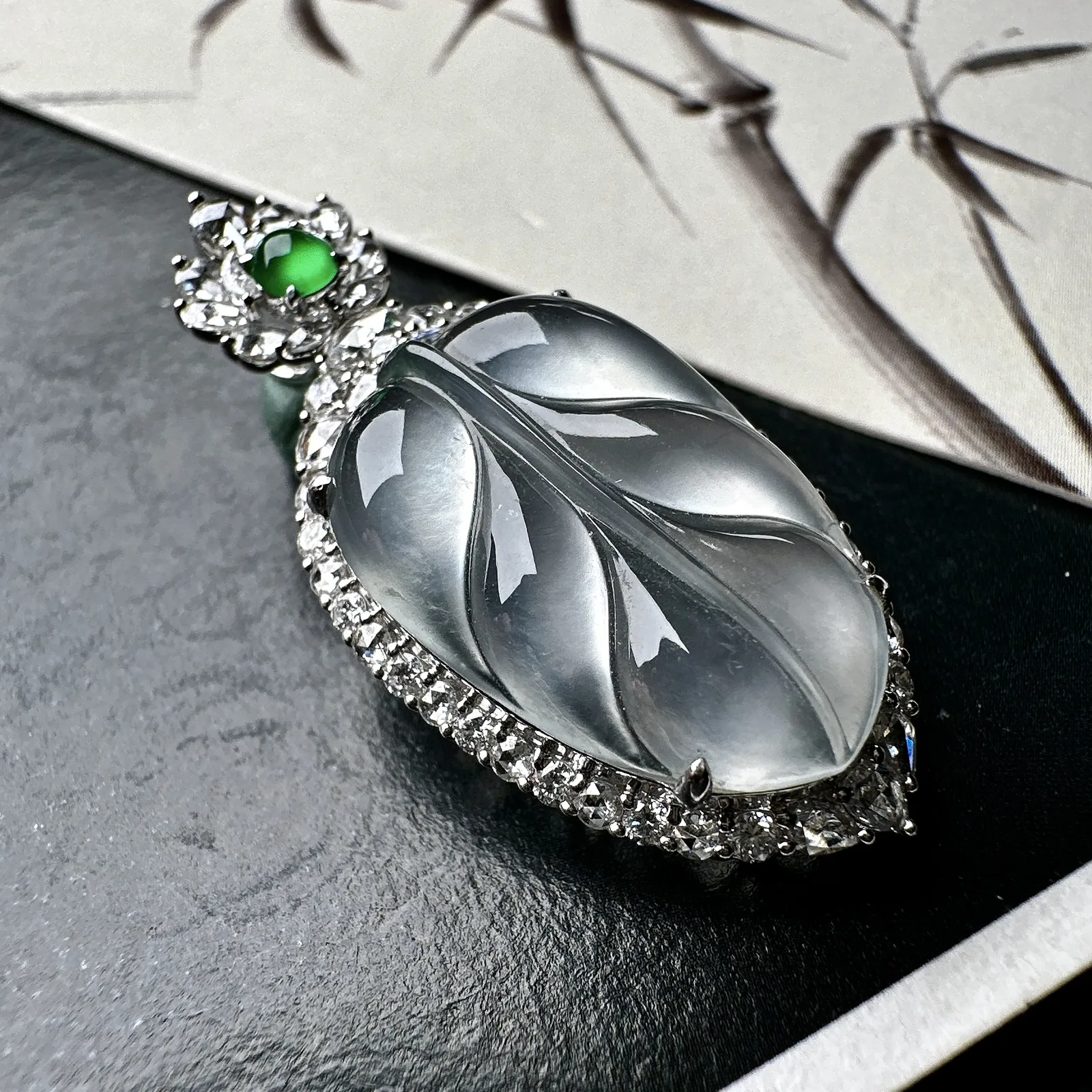 【玻璃种叶子】金枝玉叶，质地细腻，冰润透亮，光泽出众，18k金钻镶嵌，裸石尺寸21.2*14.1*4.5毫米