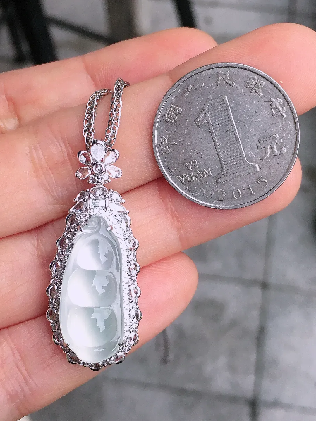 冰种福豆吊坠，玉质细腻，荧光感超
强，饱满圆润，尽显优雅气质，18k
金豪华镶嵌