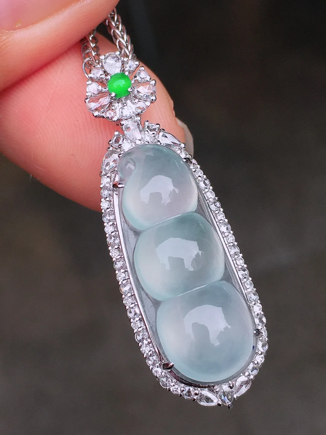 冰种福豆吊坠，玉质细腻，荧光感超
强，饱满圆润，尽显优雅气质，18k
金豪华镶嵌