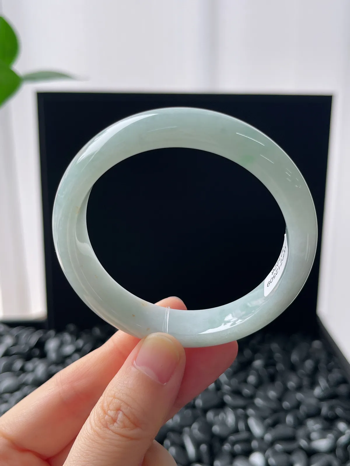 正圈52.5圈口，翡翠糯化种淡绿色手镯