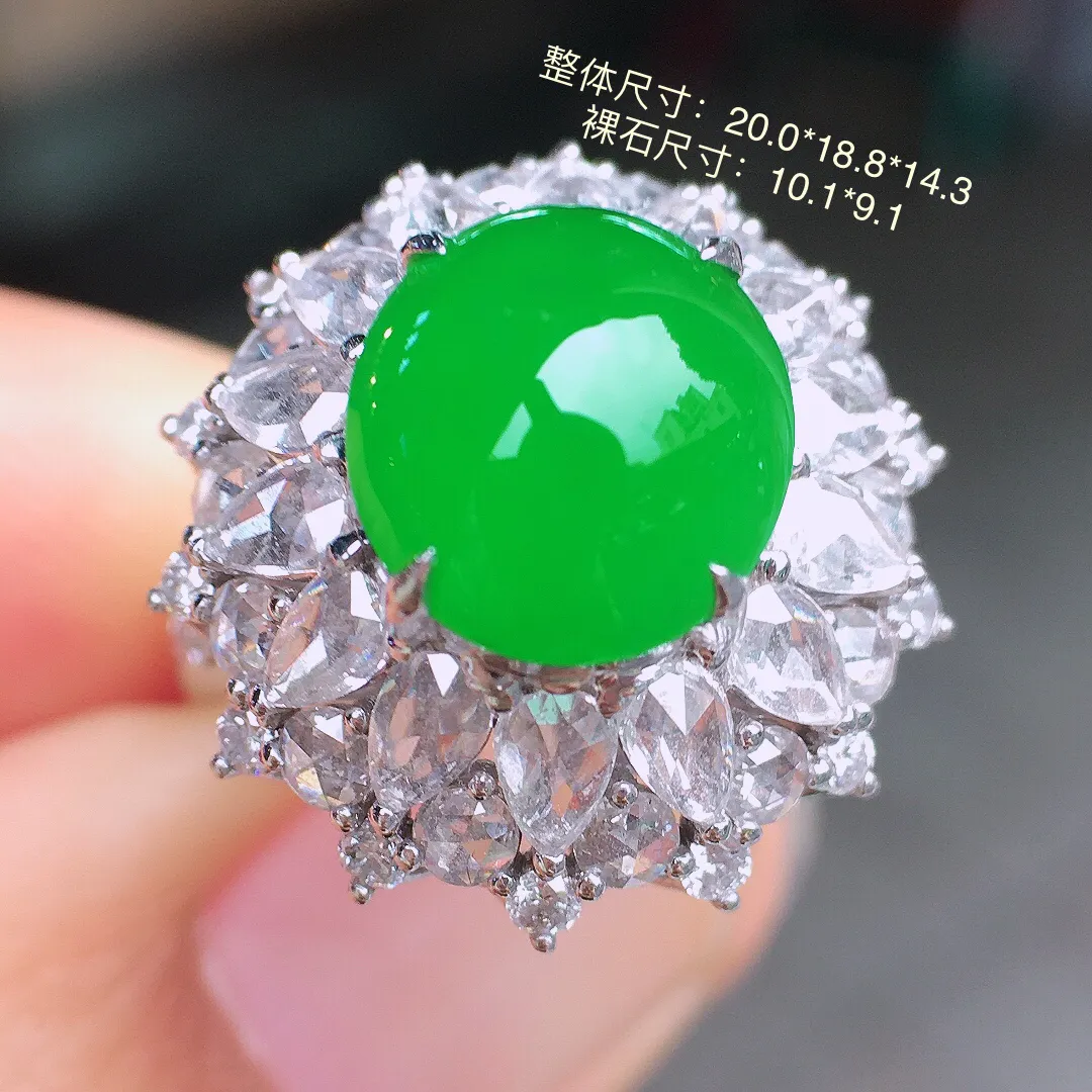 阳绿蛋面戒指，色泽均匀艳丽，玉质细腻，荧光感超
强，饱满圆润，尽显优雅气质，18k
金豪华镶嵌