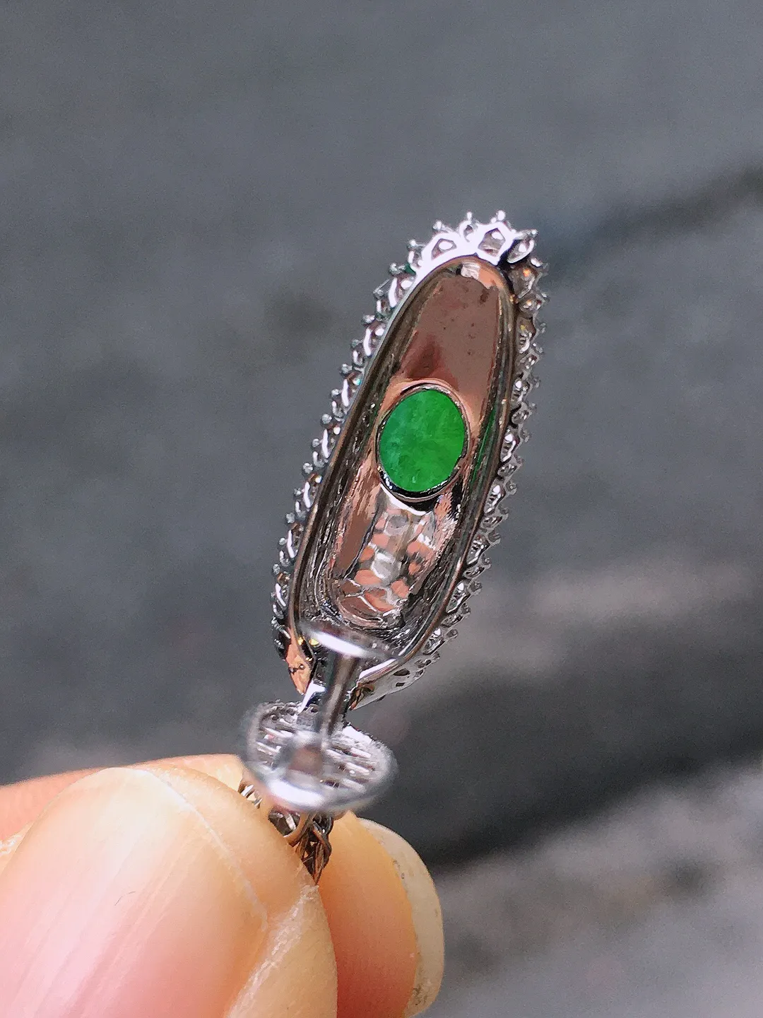 阳绿福瓜吊坠，色泽均匀艳丽，玉质细腻，荧光感超
强，饱满圆润，尽显优雅气质，18k
金豪华镶嵌