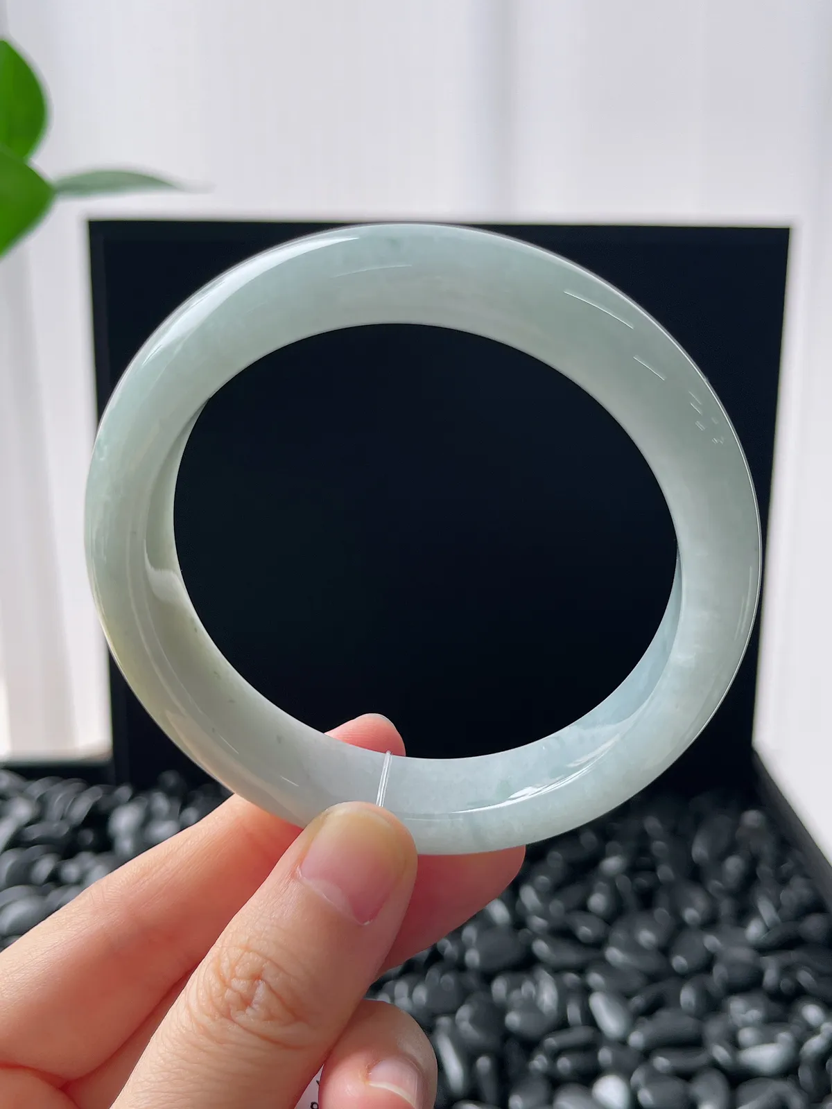 正圈58.4圈口，翡翠糯化种淡绿色手镯