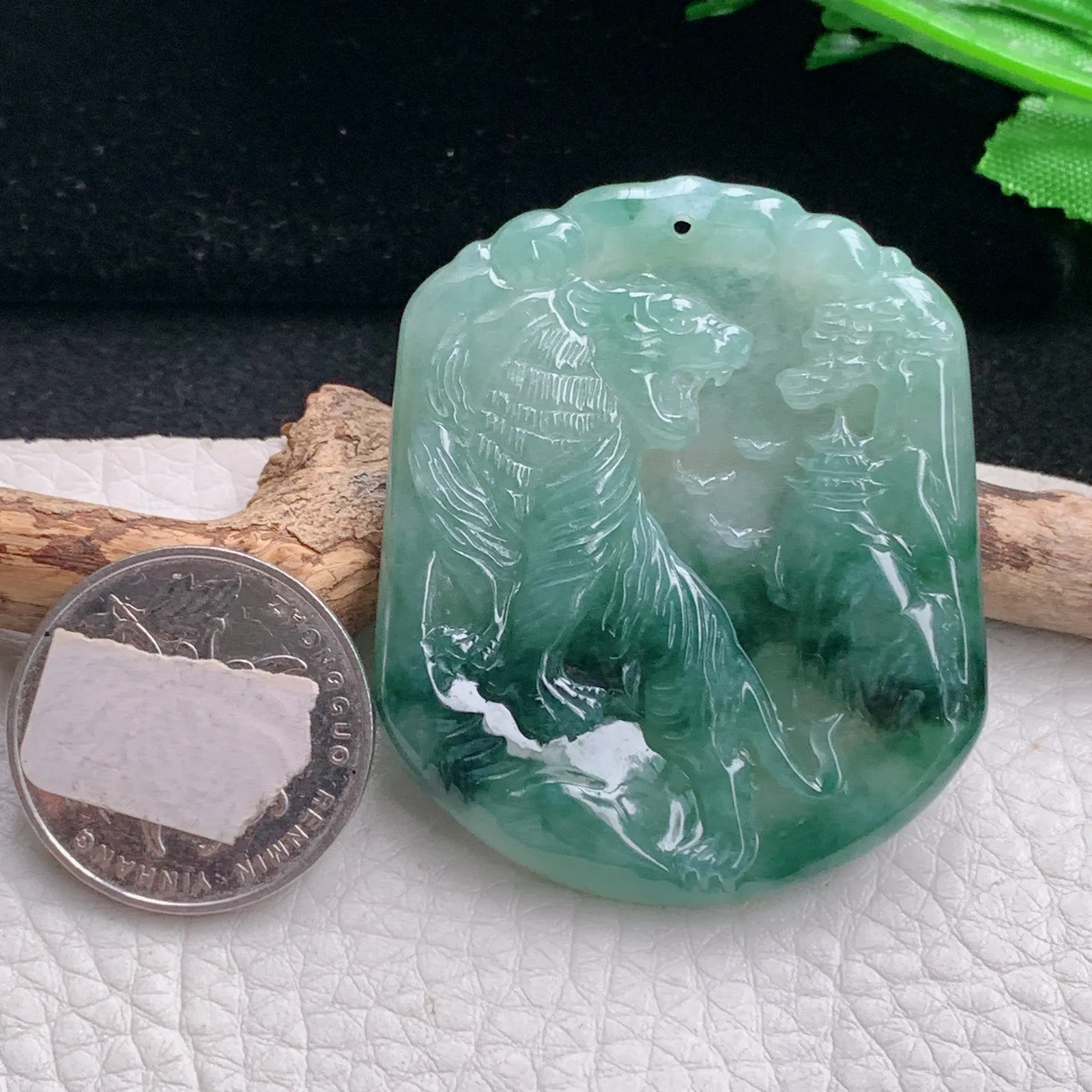 kh自然光49.9*42*5.5天然缅甸翡翠飘花上山虎 生肖虎玉吊坠 玉挂件