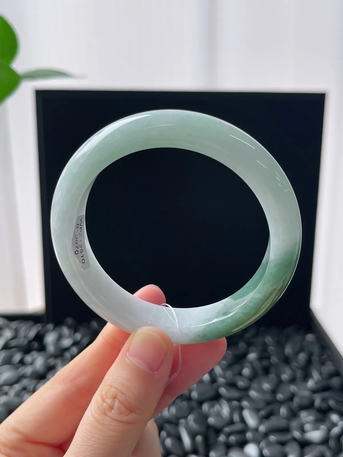 正圈53.9圈口，翡翠糯化种绿色手镯