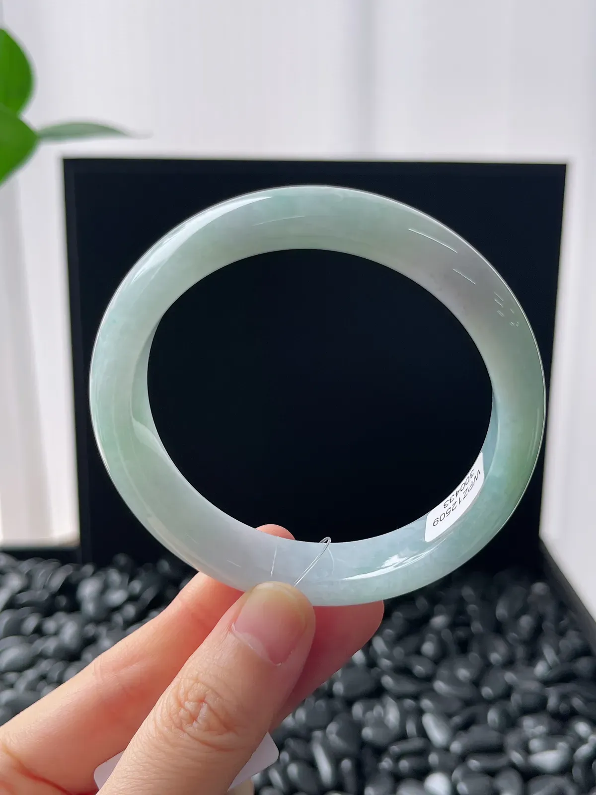 正圈56.6圈口，翡翠糯化种淡绿色手镯