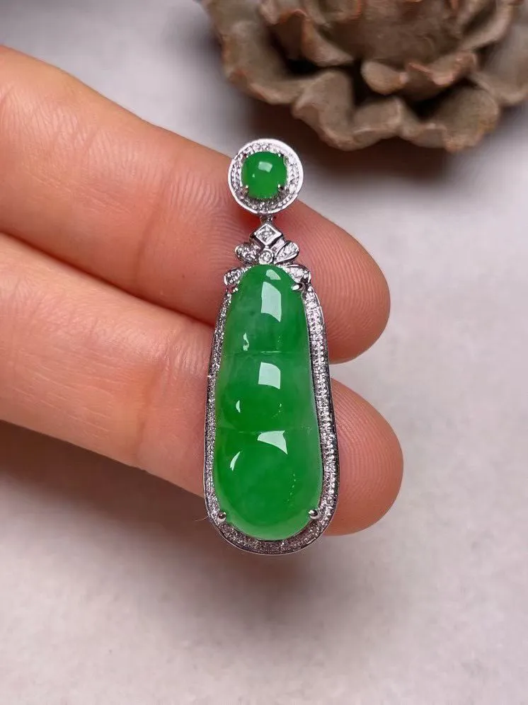 冰种阳绿福豆吊坠、真金真钻镶嵌，种水好，玉质细腻 .裸石尺寸 23.0*8.9