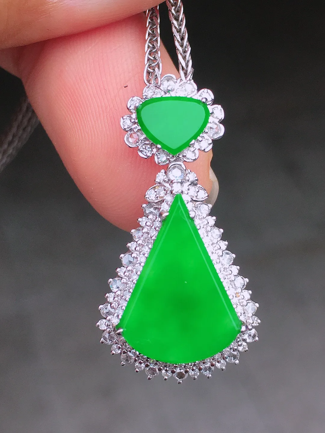 阳绿二合一吊坠，色泽均匀艳丽，玉质细腻，荧光感超
强，饱满圆润，尽显优雅气质，18k
金豪华镶嵌