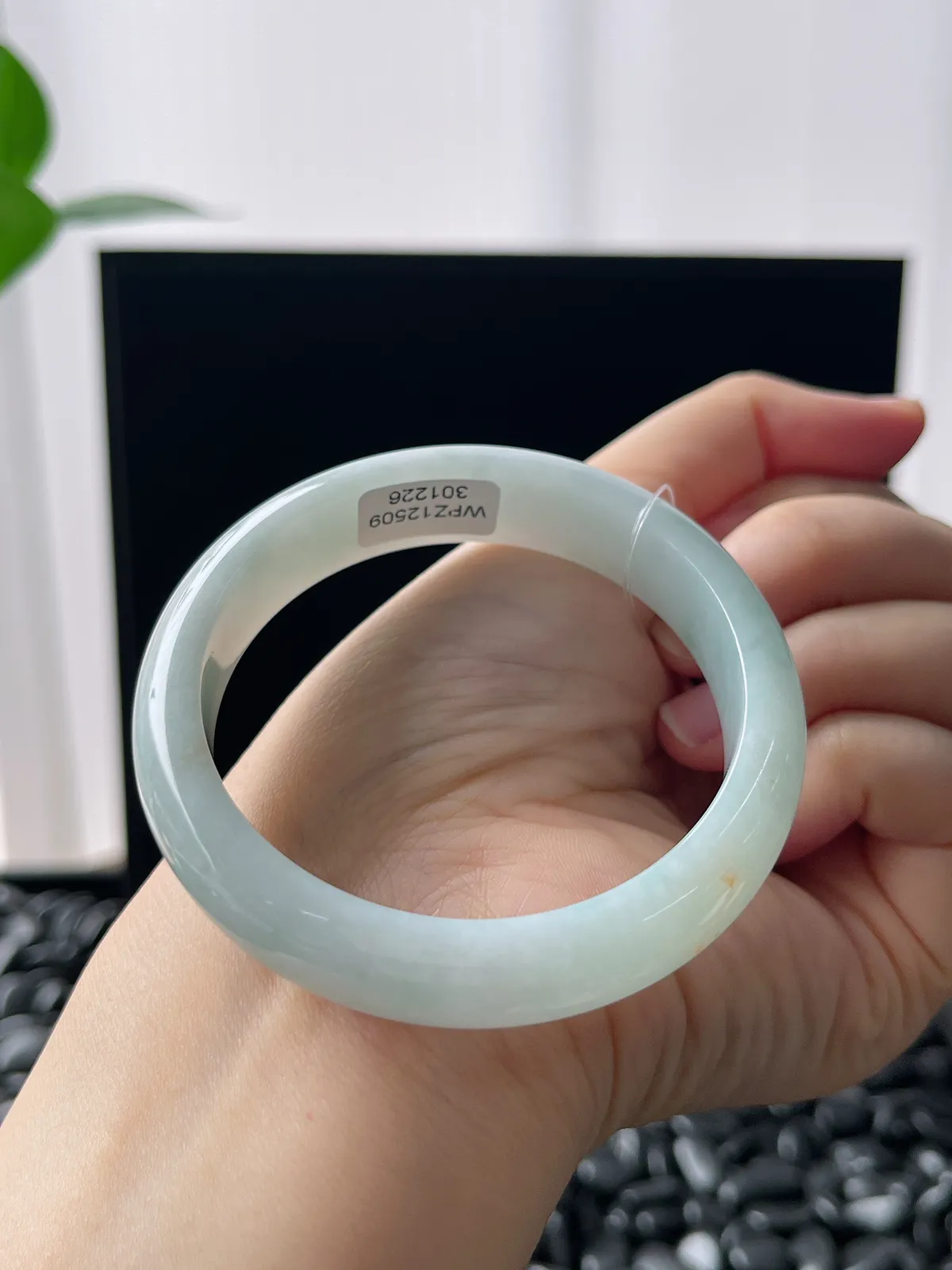 正圈52.5圈口，翡翠糯化种淡绿色手镯