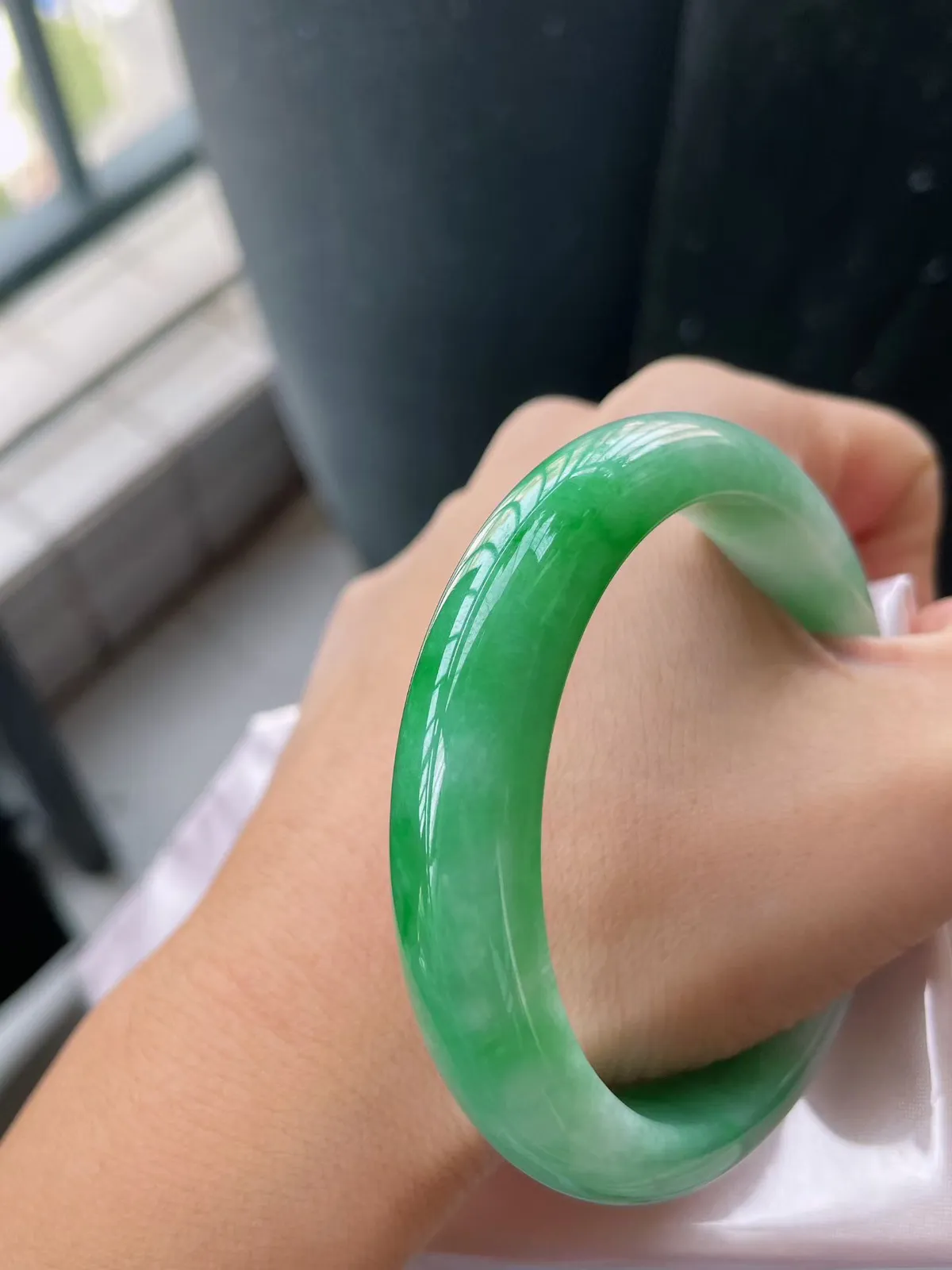 【翡翠名称】冰润飘阳绿58正圈口翡翠手镯
【翡翠尺寸】58-12.8-8.5mm适合57-59正圈口佩戴  宝贝是自然光实拍哈
【翡翠描述】缅甸天然翡翠A货，种老水足，玉质细腻，色泽靓丽，性价比高，佩戴效果好！