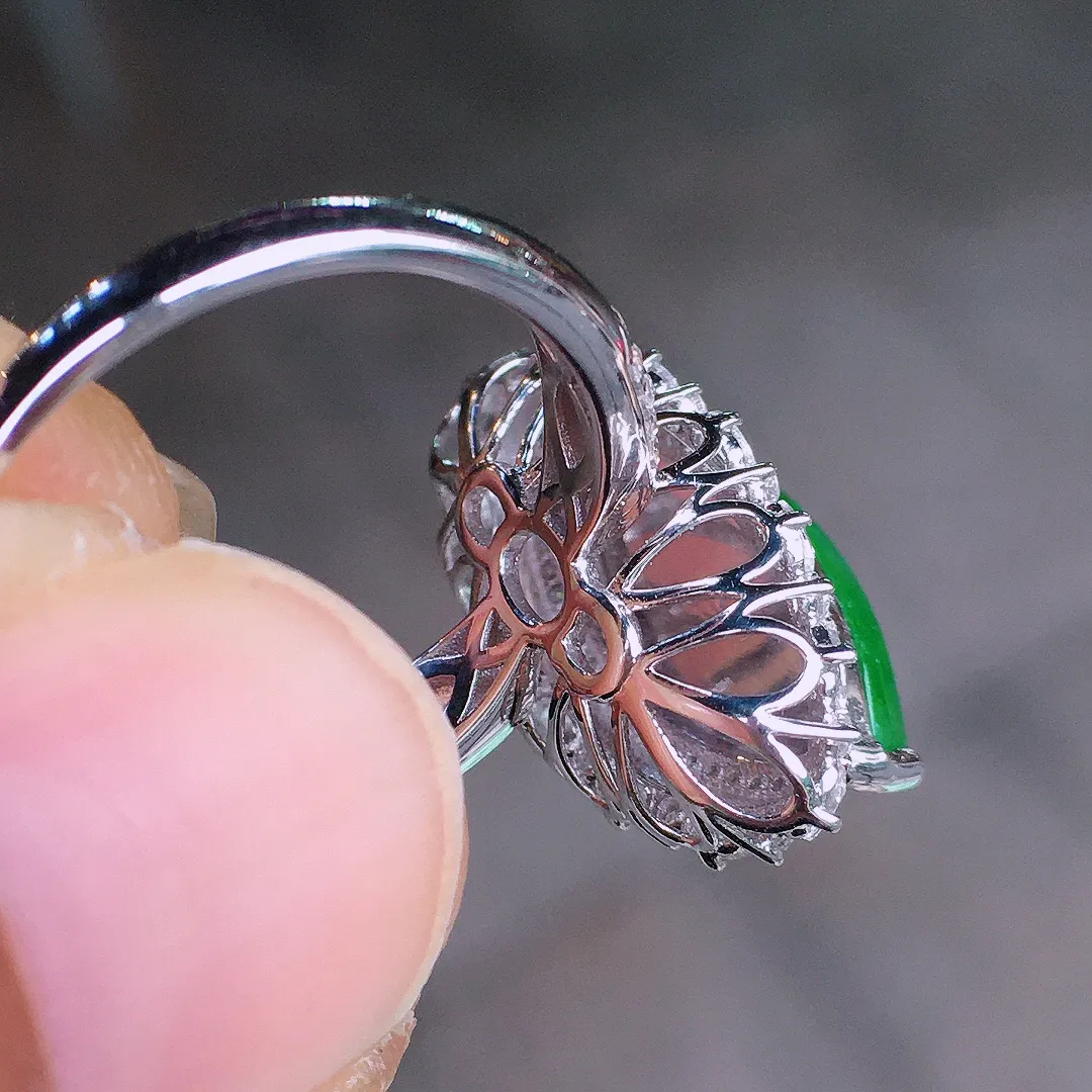 阳绿马眼戒指，色泽均匀艳丽，玉质细腻，荧光感超
强，饱满圆润，尽显优雅气质，18k
金豪华镶嵌