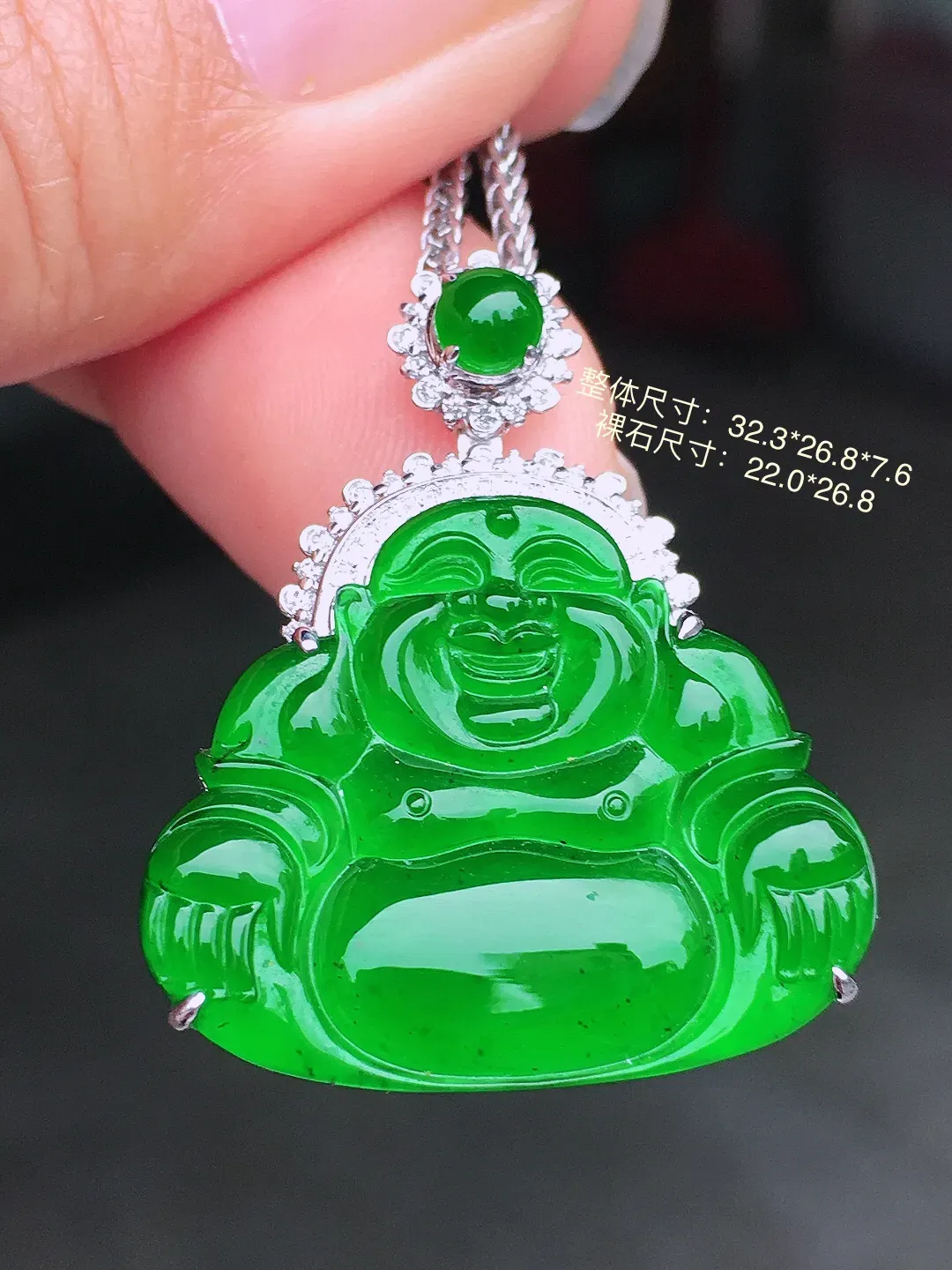 满绿佛公吊坠，色泽均匀浓郁，玉质细腻，荧光感超
强，饱满圆润，尽显优雅气质，18k
金豪华镶嵌