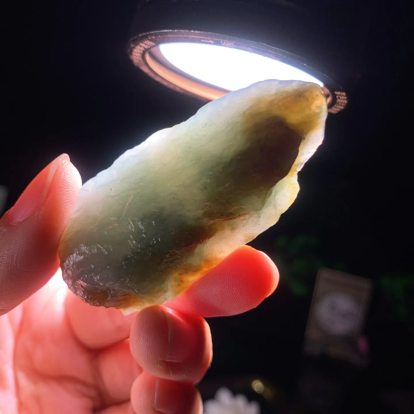 新疆和田玉且末糖飘蓝翠太湖石原石挂件。尺寸60/29/18重45.3克。玉质细腻油润。手推出油。佩戴高端典雅。lt251201