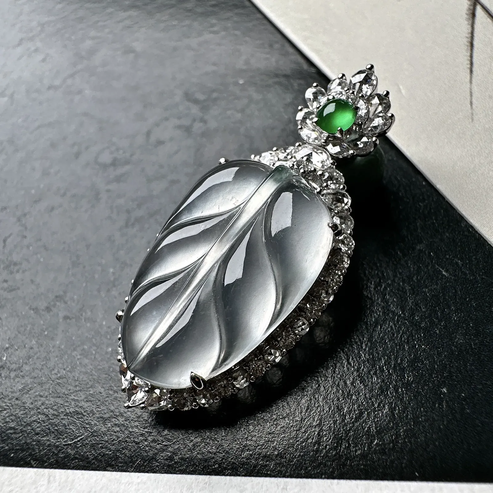 【玻璃种叶子】金枝玉叶，质地细腻，冰润透亮，光泽出众，18k金钻镶嵌，裸石尺寸21.2*14.1*4.5毫米