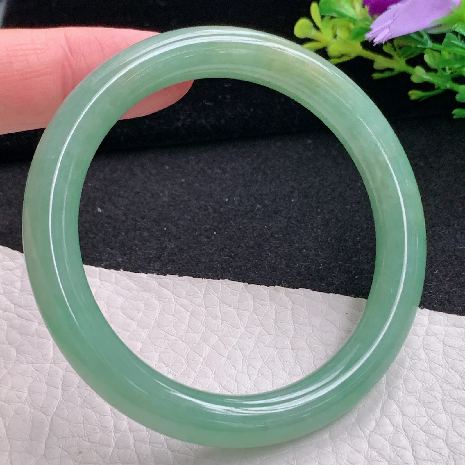 n自然光54*8.8叮当镯 缅甸翡翠a货玉手镯黄加绿圆条玉手环