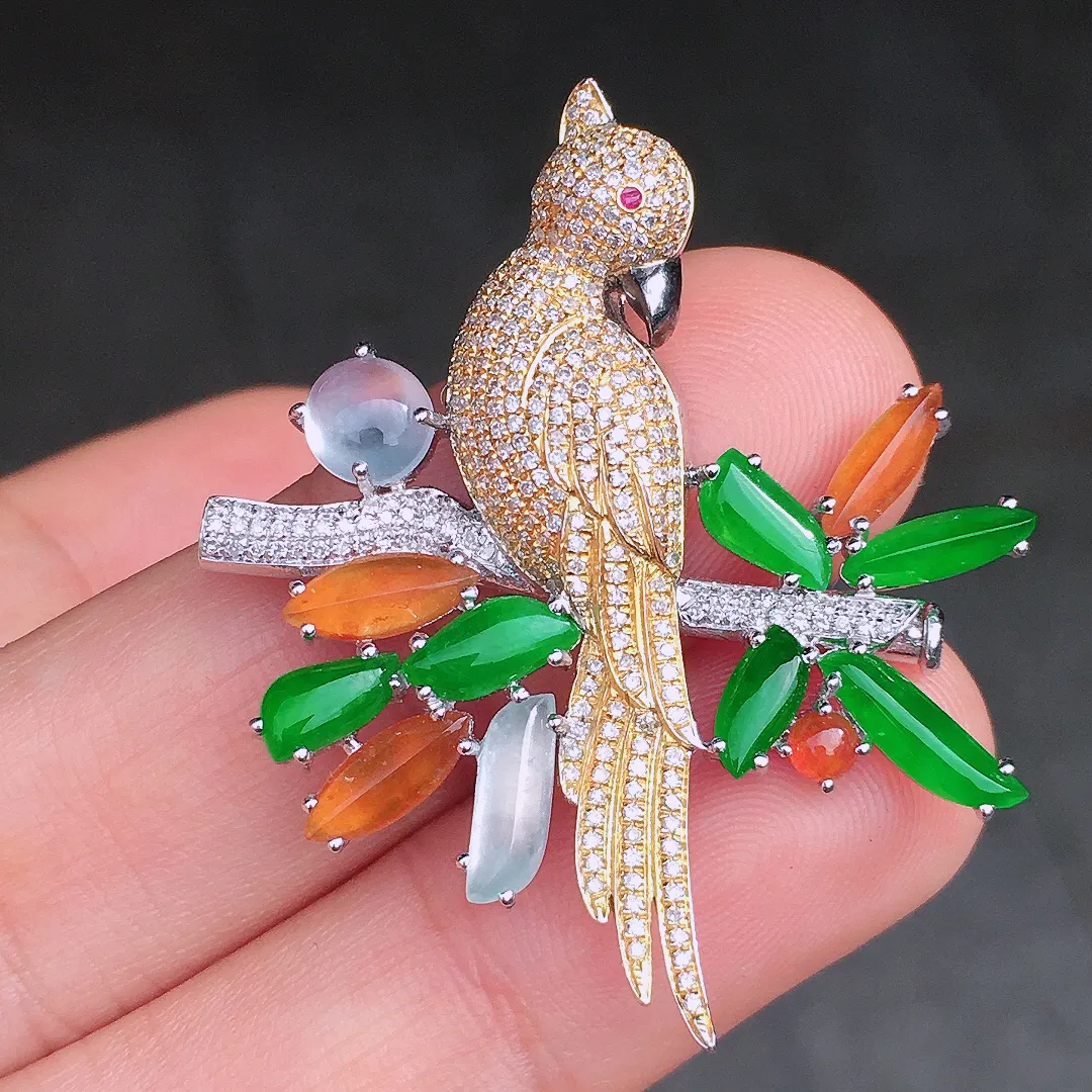 三彩【喜上眉梢】胸针/吊坠两用款，色泽均匀艳丽，玉质细腻，荧光感超
强，饱满圆润，尽显优雅气质，18