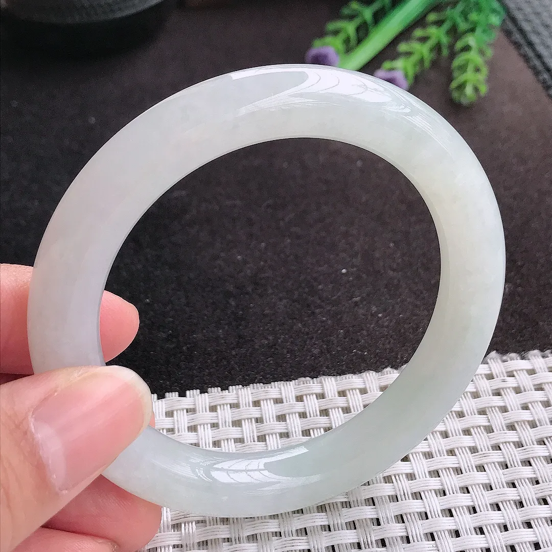 天然A货翡翠55.5/10.3/10老坑秀气冰润白月光圆条手镯玉手镯
