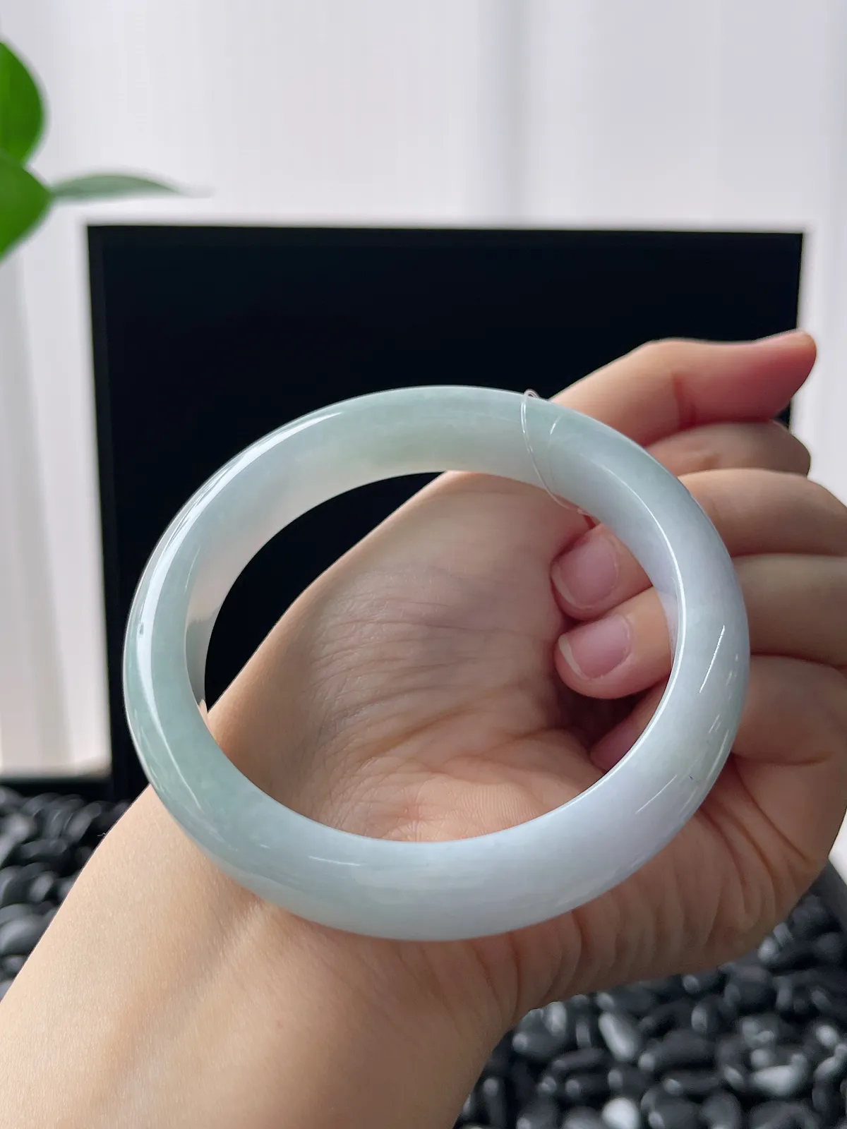 正圈58圈口，翡翠糯化种淡绿色手镯