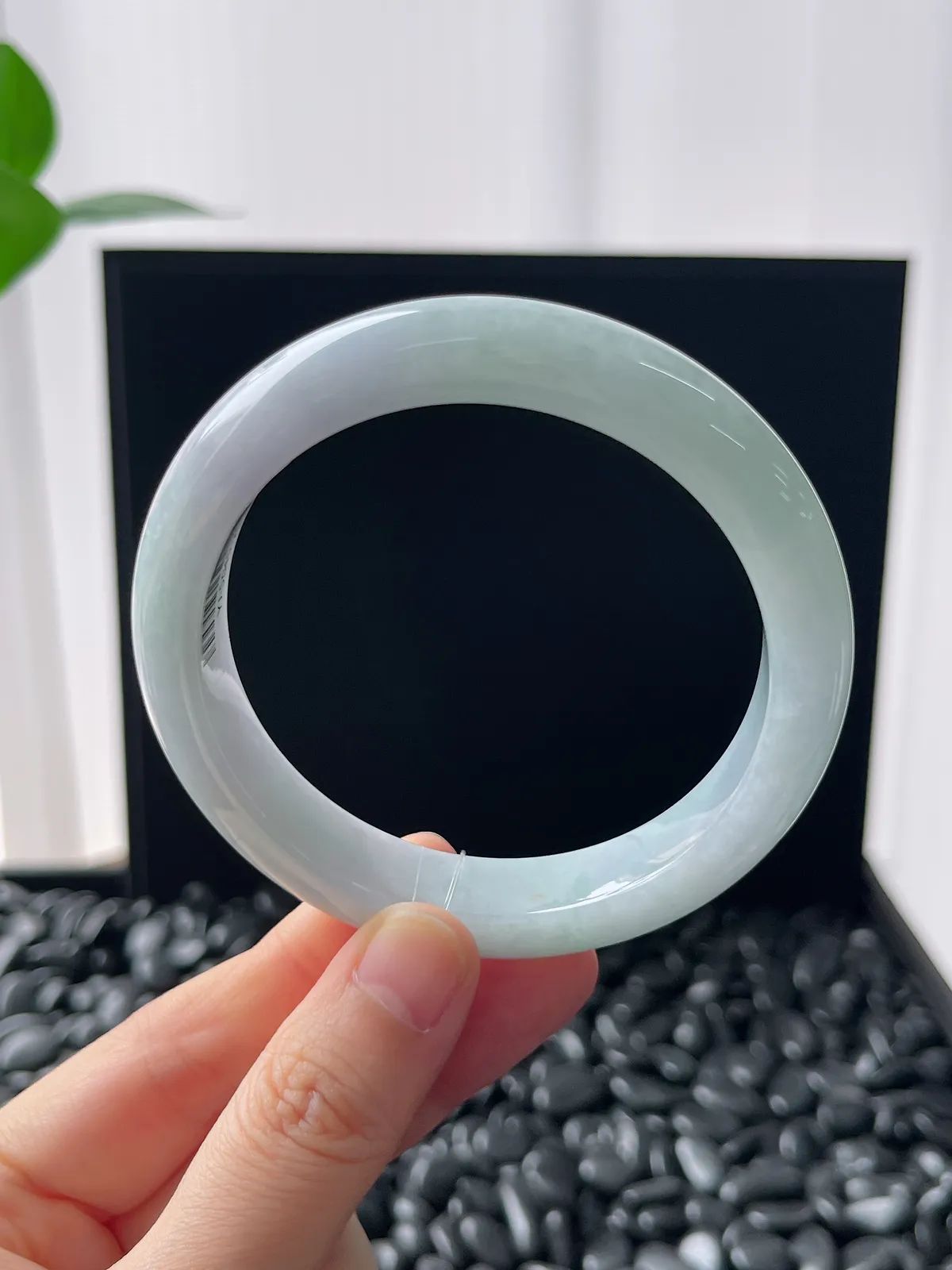 正圈58圈口，翡翠糯化种淡绿色手镯