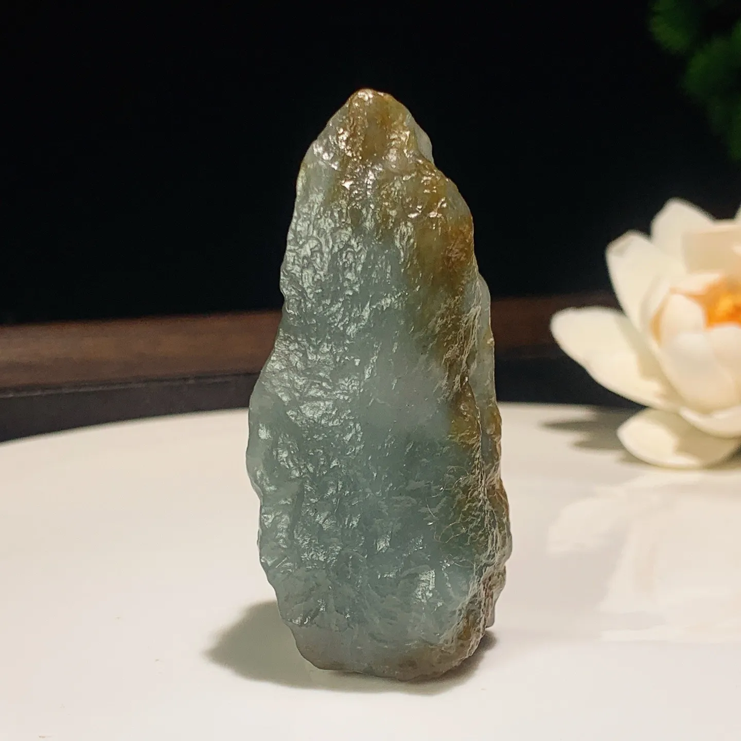 新疆和田玉且末糖飘蓝翠太湖石原石挂件。尺寸60/29/18重45.3克。玉质细腻油润。手推出油。佩戴高端典雅。lt251201