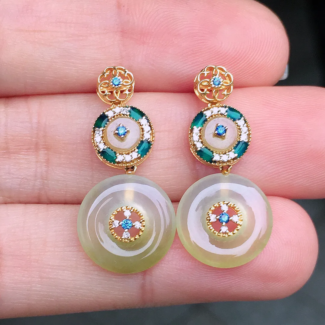 黄翡平安扣耳坠，色泽均匀艳丽，玉质细腻，荧光感超
强，饱满圆润，尽显优雅气质，18k
金豪华镶嵌