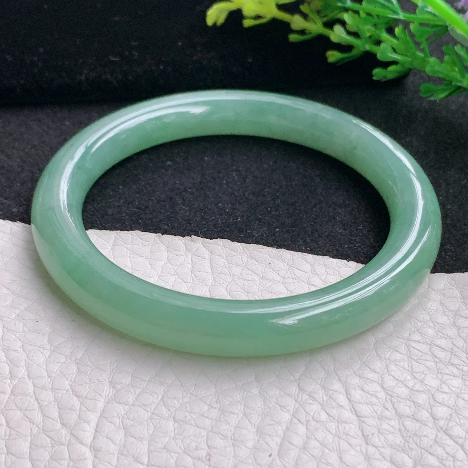 n自然光54*8.8叮当镯 缅甸翡翠a货玉手镯黄加绿圆条玉手环