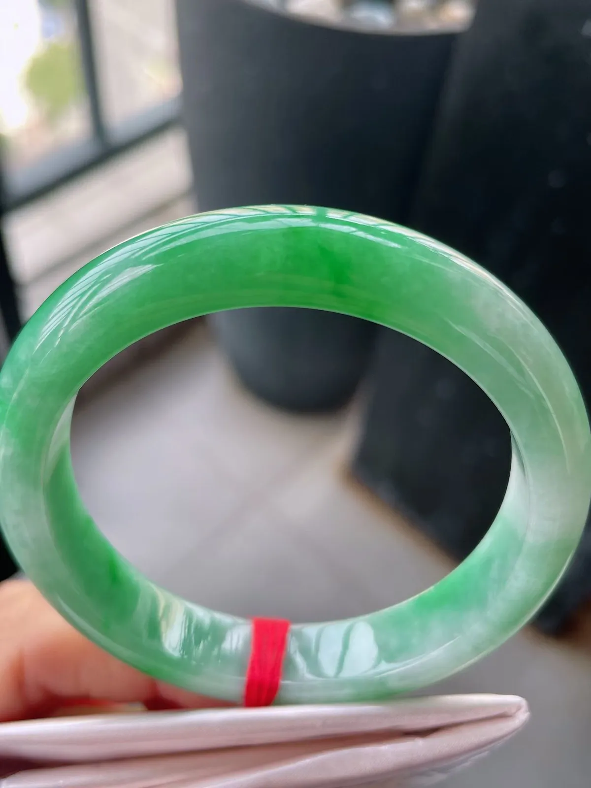 【翡翠名称】冰润飘阳绿58正圈口翡翠手镯
【翡翠尺寸】58-12.8-8.5mm适合57-59正圈口